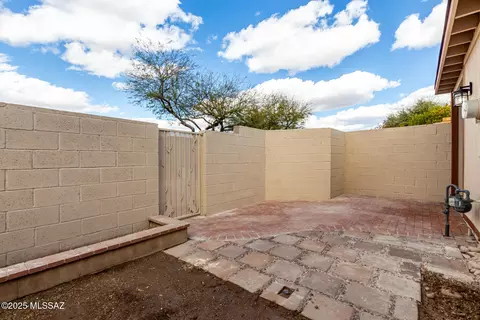 Exterior - 2736 S Oakenshield Way, Tucson, AZ 85730 photo 2 of 4