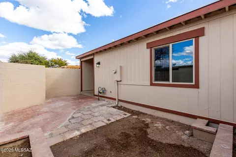 Exterior - 2736 S Oakenshield Way, Tucson, AZ 85730 photo 3 of 4