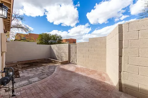 Exterior - 2736 S Oakenshield Way, Tucson, AZ 85730 photo 4 of 4
