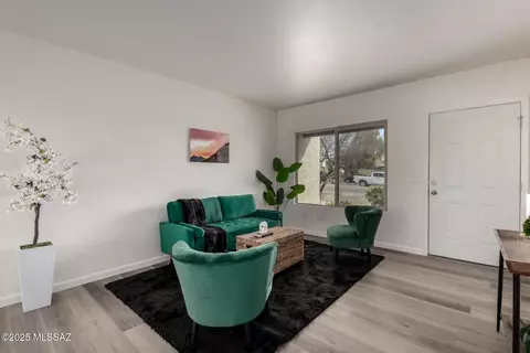 Living - 2736 S Oakenshield Way, Tucson, AZ 85730 photo 4 of 4