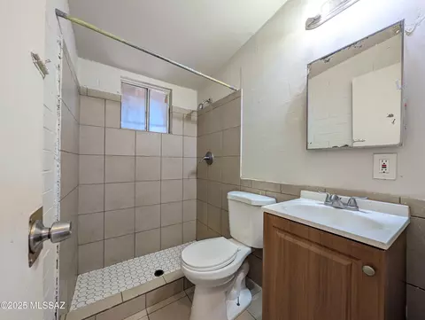 Bath - 219 E 35th St, Tucson, AZ 85713 photo 1 of 1