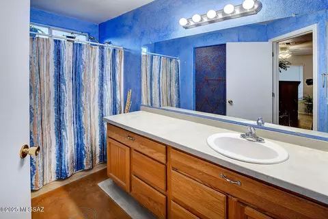 Bath - 8884 E Apache Well Pl, Tucson, AZ 85730 photo 2 of 2