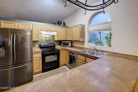Kitchen - 8884 E Apache Well Pl, Tucson, AZ 85730 photo 2 of 2