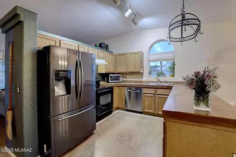 Kitchen - 8884 E Apache Well Pl, Tucson, AZ 85730 photo 1 of 2