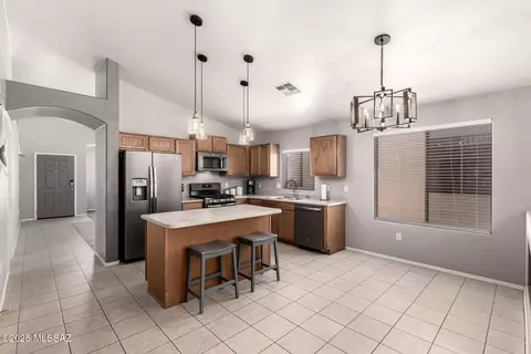 Kitchen - 12712 E Red Iron Trl, Vail, AZ 85641 photo 2 of 5