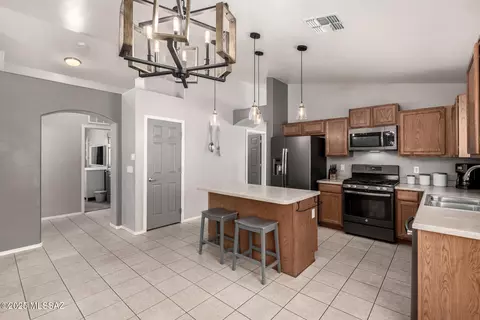 Kitchen - 12712 E Red Iron Trl, Vail, AZ 85641 photo 3 of 5