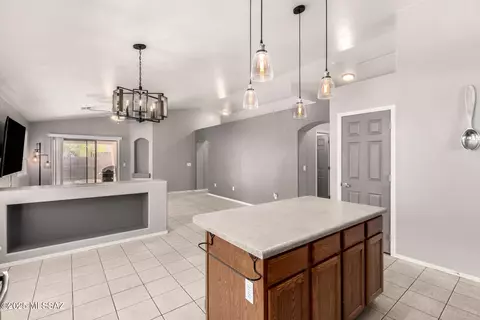 Kitchen - 12712 E Red Iron Trl, Vail, AZ 85641 photo 4 of 5