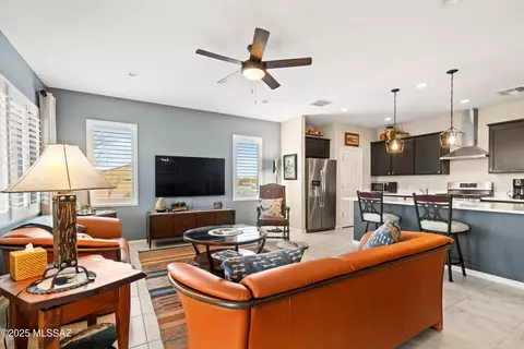 1426 E Blue Granite Dr, Green Valley, AZ 85614