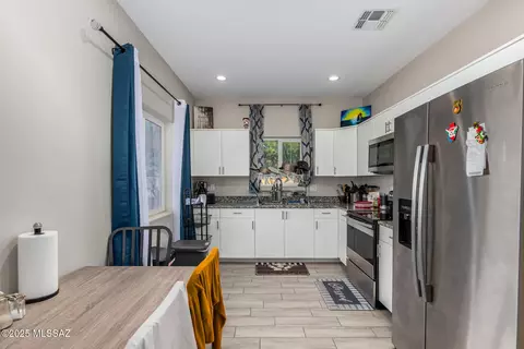 Kitchen - 1695 E Drexel Rd, Tucson, AZ 85706 photo 4 of 6