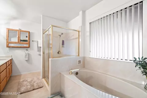 Bath - 8240 E Oneida Pl, Tucson, AZ 85715 photo 2 of 3