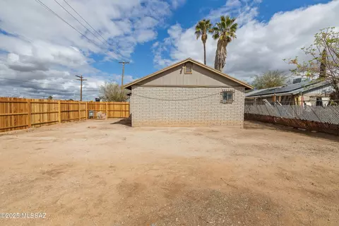 Exterior - 700 E Bantam Rd, Tucson, AZ 85706 photo 7 of 8