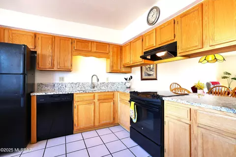 Kitchen - 9521 E Myra Dr, Tucson, AZ 85730 photo 2 of 4