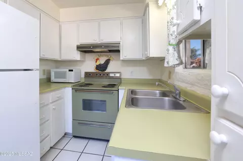 Kitchen - 9521 E Myra Dr, Tucson, AZ 85730 photo 4 of 4