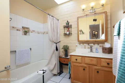 Bath - 9521 E Myra Dr, Tucson, AZ 85730 photo 2 of 3