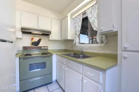 Kitchen - 9521 E Myra Dr, Tucson, AZ 85730 photo 3 of 4