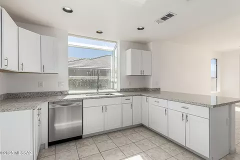Kitchen - 64685 E Drifter Dr, Saddlebrooke, AZ 85739 photo 2 of 3