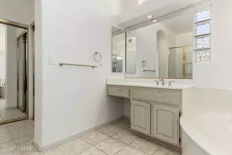 Bath - 64685 E Drifter Dr, Saddlebrooke, AZ 85739 photo 2 of 5