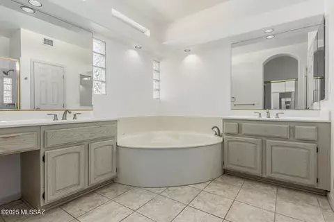 Bath - 64685 E Drifter Dr, Saddlebrooke, AZ 85739 photo 3 of 5