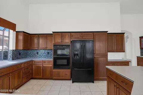 Kitchen - 65621 E Desert Moon Ct, Saddlebrooke, AZ 85739 photo 4 of 8