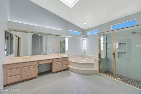 Bath - 65621 E Desert Moon Ct, Saddlebrooke, AZ 85739 photo 3 of 4