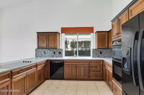 Kitchen - 65621 E Desert Moon Ct, Saddlebrooke, AZ 85739 photo 2 of 8