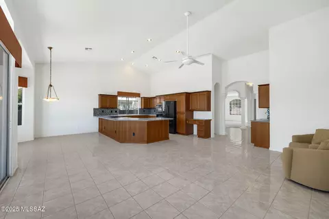 Kitchen - 65621 E Desert Moon Ct, Saddlebrooke, AZ 85739 photo 6 of 8