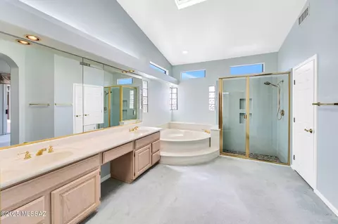 Bath - 65621 E Desert Moon Ct, Saddlebrooke, AZ 85739 photo 2 of 4