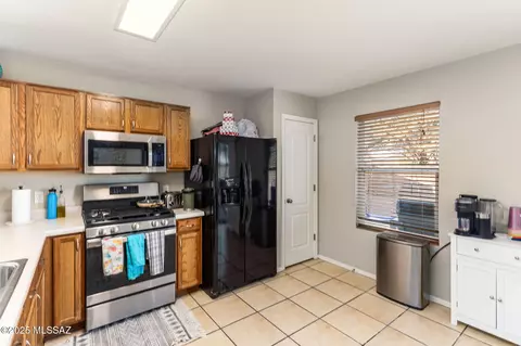 Kitchen - 4255 E Babbling Brook Dr, Tucson, AZ 85712 photo 2 of 3