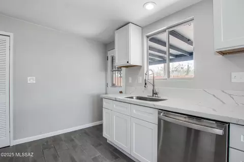 Kitchen - 8936 E Harborage Dr, Tucson, AZ 85710 photo 4 of 4