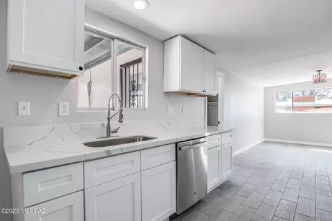 Kitchen - 8936 E Harborage Dr, Tucson, AZ 85710 photo 3 of 4