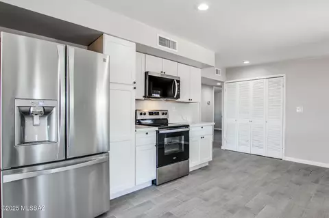 Kitchen - 8936 E Harborage Dr, Tucson, AZ 85710 photo 2 of 4