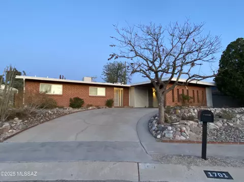 1701 S Palm Springs Cir, Tucson, AZ 85710