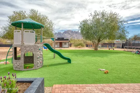 9222 N Rancho Verde Dr, Tucson, AZ 85704