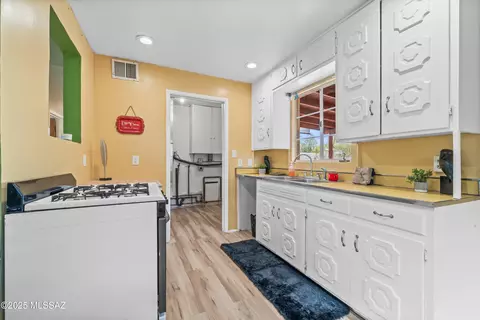 Kitchen - 2249 E 19th St, Tucson, AZ 85719 photo 5 of 6