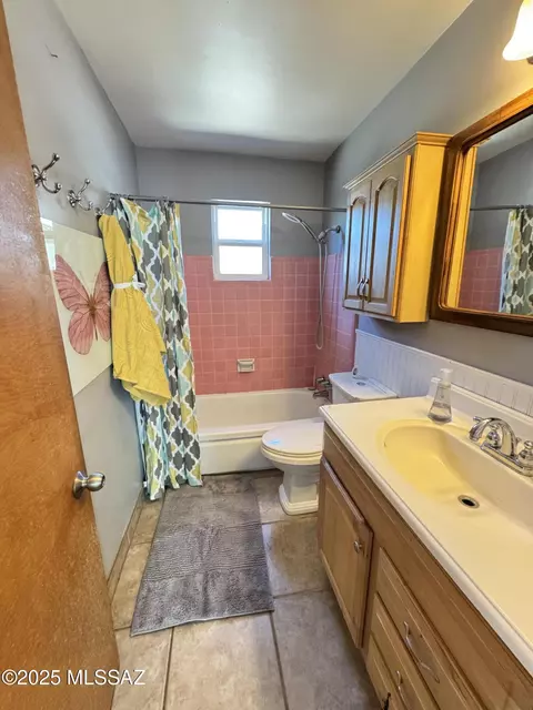 Bath - 2249 E 19th St, Tucson, AZ 85719 photo 1 of 2