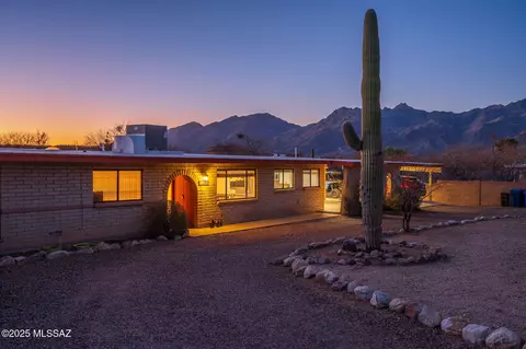 3801 N Tres Lomas Dr, Tucson, AZ 85749