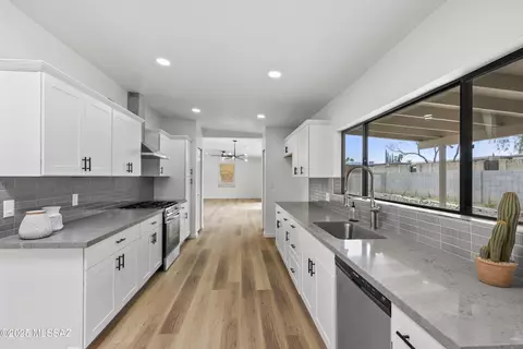 7642 E Waverly St, Tucson, AZ 85715