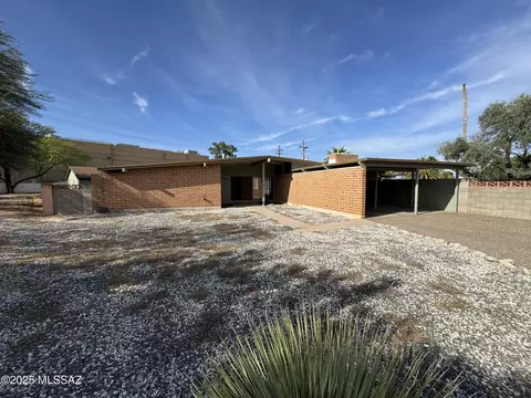 8724 E Lancaster Rd, Tucson, AZ 85715