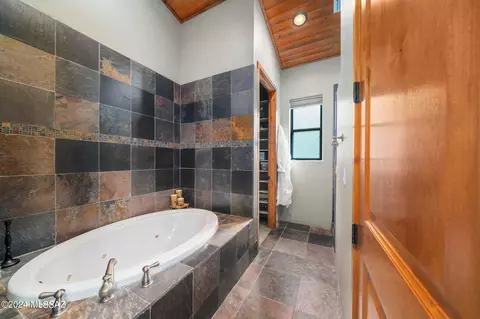 Bath - 11122 E Turkey Run Rd, Mount Lemmon, AZ 85619 photo 4 of 5