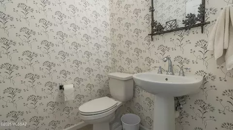 Bath - 62361 E Border Rock Rd, Saddlebrooke, AZ 85739 photo 2 of 3