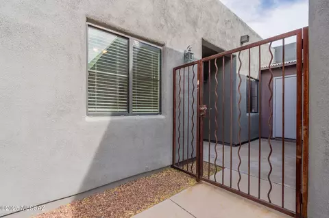 4173 N Fortune Loop, Tucson, AZ 85719 photo 2