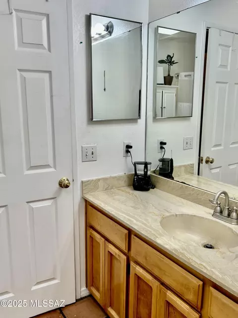 Bath - 277 E Root Way, Tucson, AZ 85705 photo 3 of 4