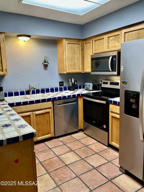 Kitchen - 277 E Root Way, Tucson, AZ 85705 photo 1 of 3