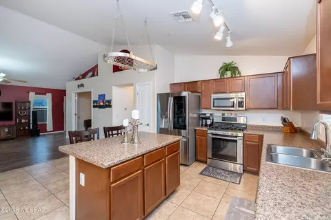 Kitchen - 61080 Halter Pl, Saddlebrooke, AZ 85739 photo 2 of 3