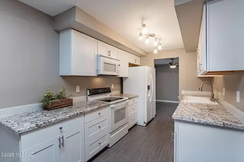 904 S Clara Vista Cir, Green Valley, AZ 85614