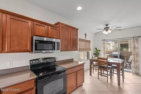 Kitchen - 10550 E Native Rose Trl, Tucson, AZ 85747 photo 2 of 5
