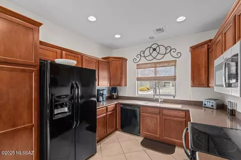 Kitchen - 10550 E Native Rose Trl, Tucson, AZ 85747 photo 3 of 5