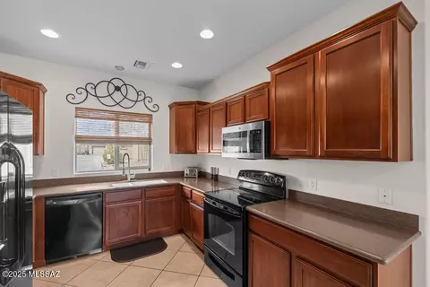 Kitchen - 10550 E Native Rose Trl, Tucson, AZ 85747 photo 4 of 5