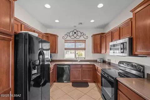 Kitchen - 10550 E Native Rose Trl, Tucson, AZ 85747 photo 1 of 5