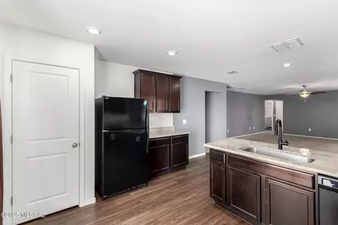 Kitchen - 3981 E Braddock Dr, Tucson, AZ 85706 photo 3 of 4